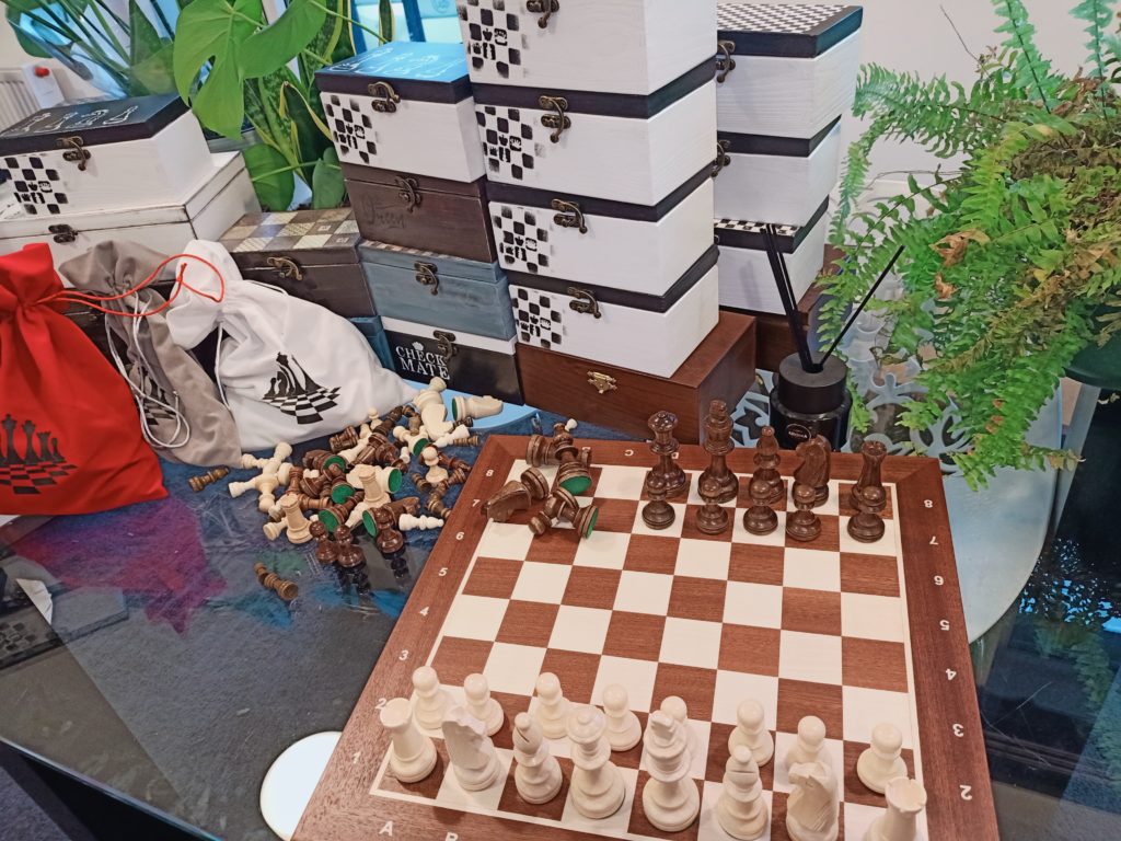 szachy na szachownicy